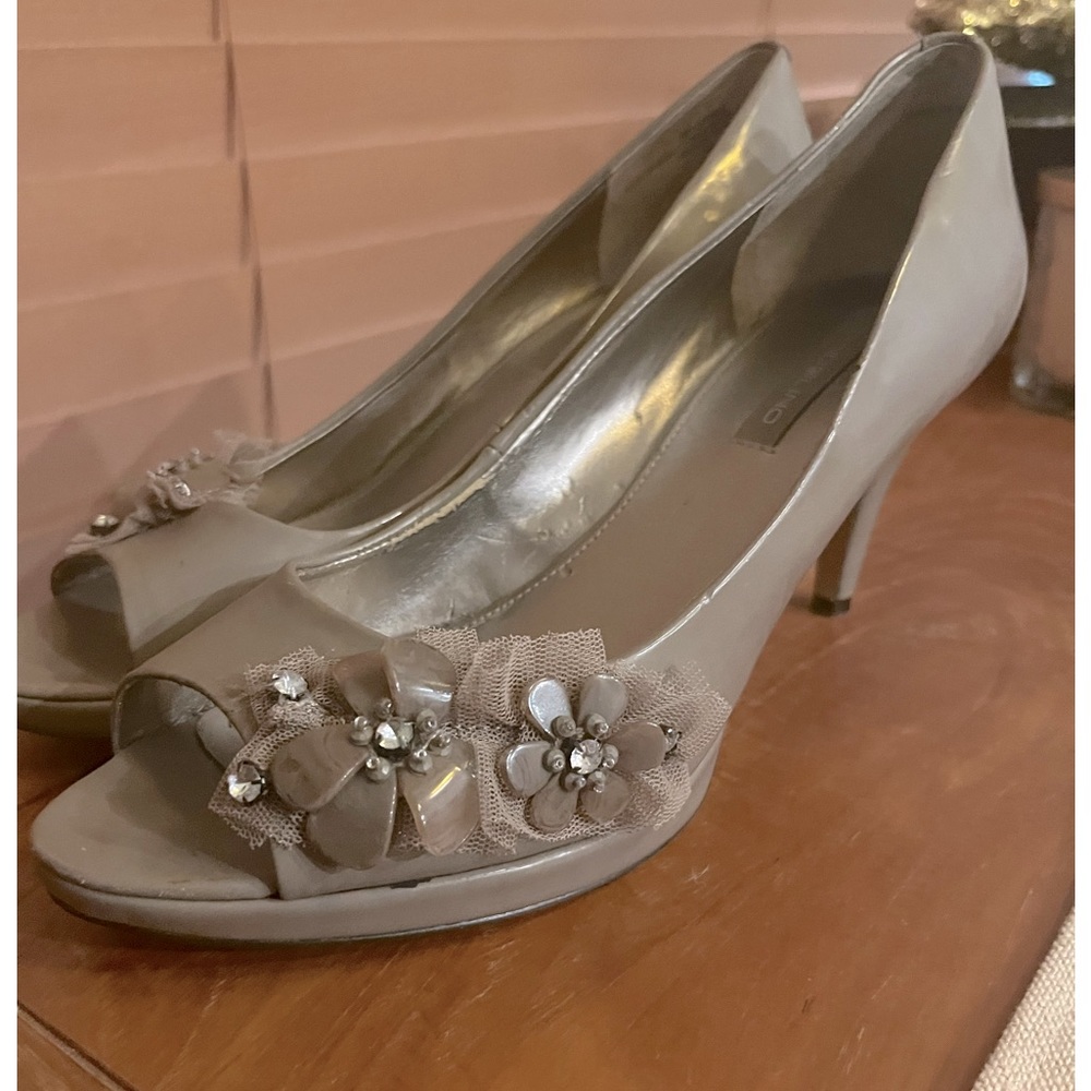 NWOT Bandolino Open Toe Floral Pumps